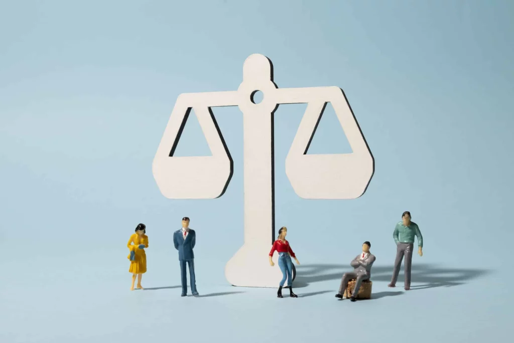 Balance de lois avec plusieurs personnes à coté