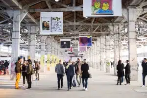 préfiguration de la halle de la cartoucherie avec des personne se baladant à l'intérieur