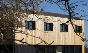 devanture d'une maison en bois