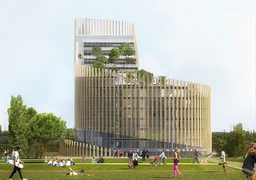 Immeuble végétalisé avec des personnes se baladant dans le parc juste devant