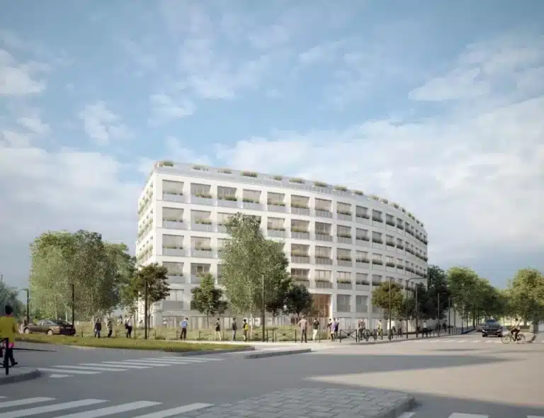 Woodeum vue de dehors avec des gens qui passent devant