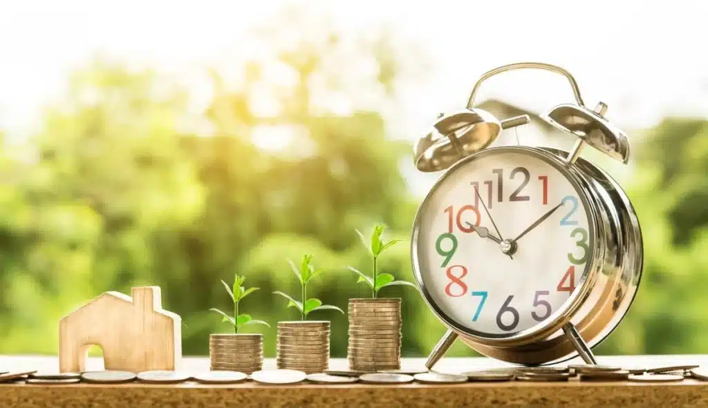 Une horloge à côtés de pièces de monnaie