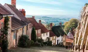 Image représentant une rue avec des maisons bas carbone