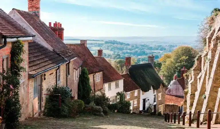 Image représentant une rue avec des maisons bas carbone