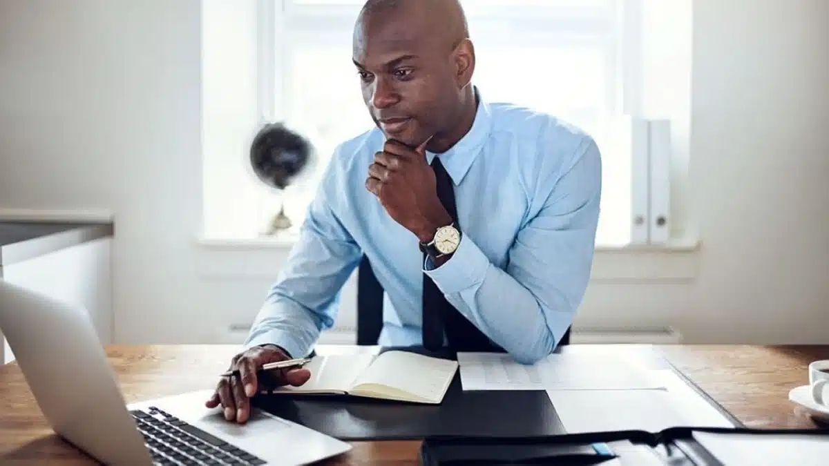 Un monsieur sur un bureau qui pense au bas carbone