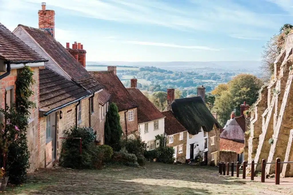 Une rue avec des maisons bas carbone