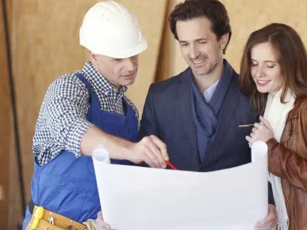 Observation d'un plan avec un architecte