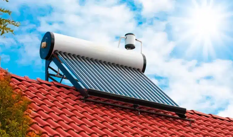 chauffe eau solaire installé sur un toit