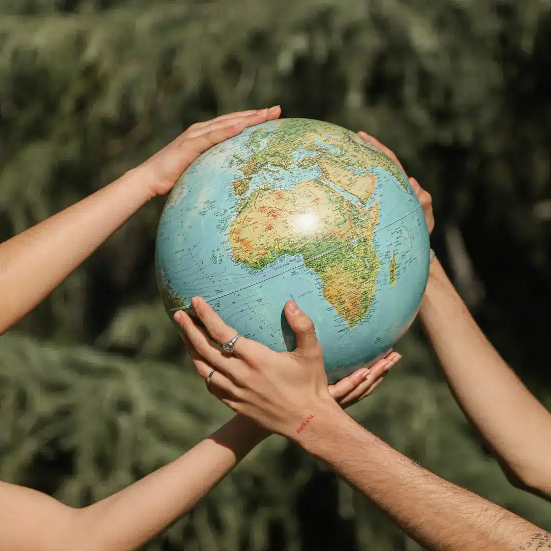 La planète terre tenue entre les mains d'humains