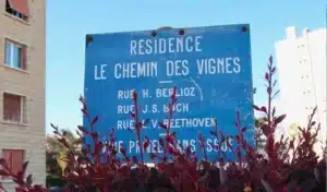 Image représentant un panneau indiquant "Résidence Chemin des Vignes"