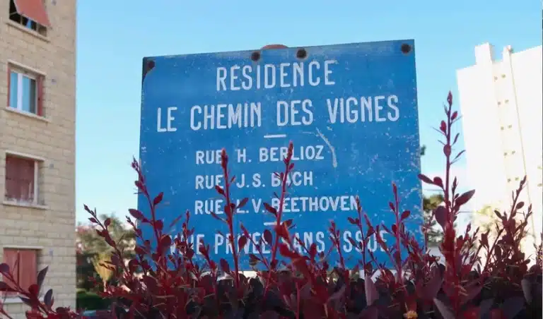 Image représentant un panneau indiquant "Résidence Chemin des Vignes"