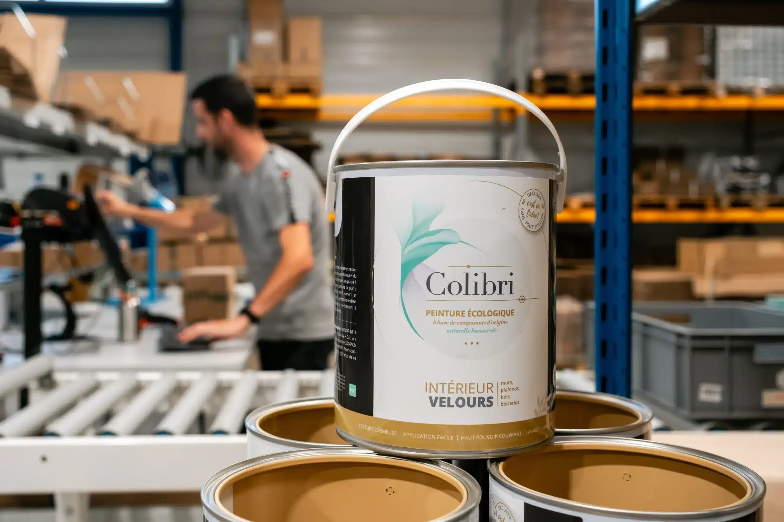 pot de peinture de la marque colibri dans un atelier
