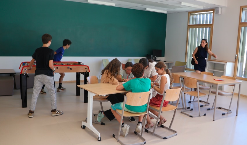 une photo d'une classe avec des enfants en train de travailler