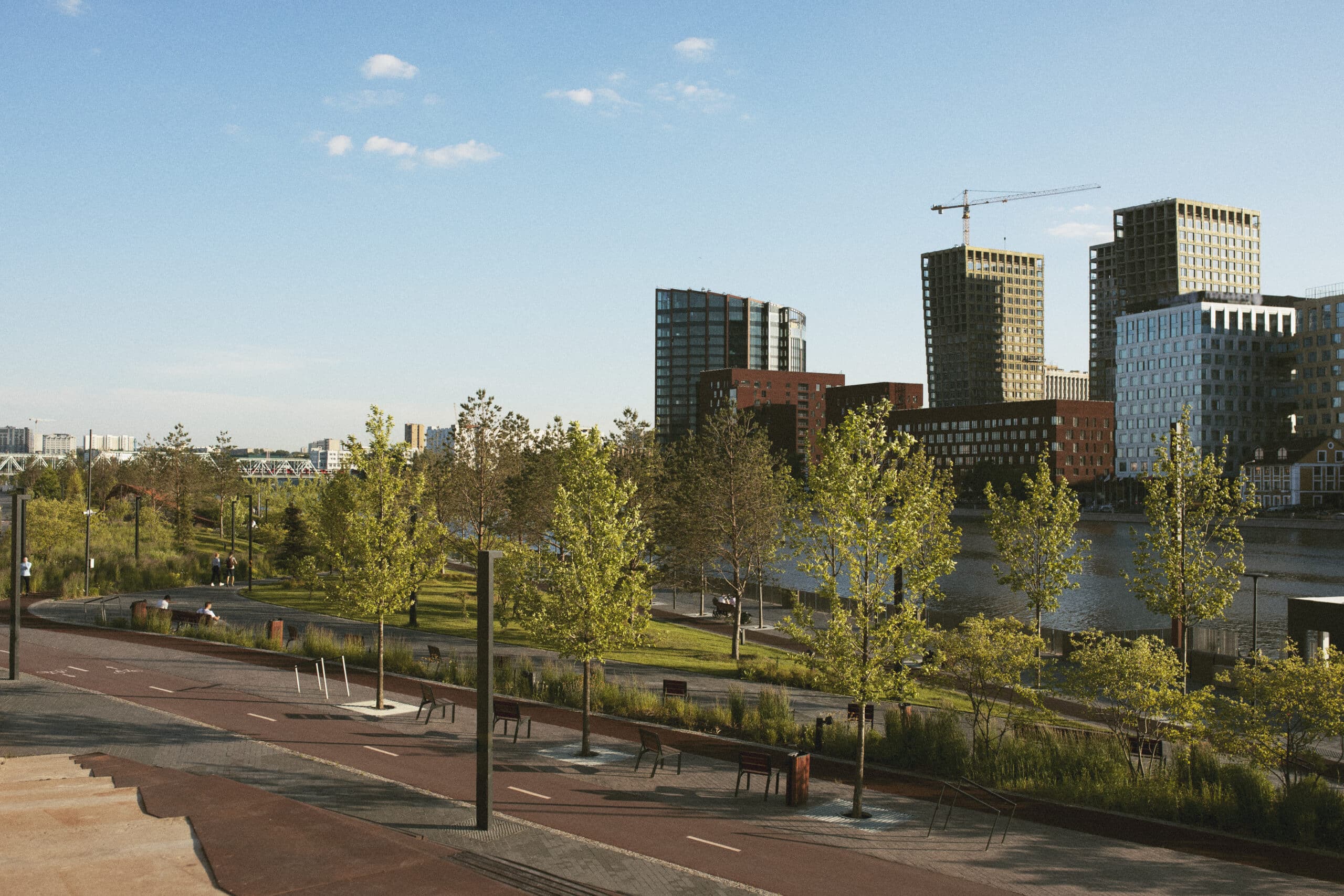 paysage urbain avec beaucoup de végétation autour