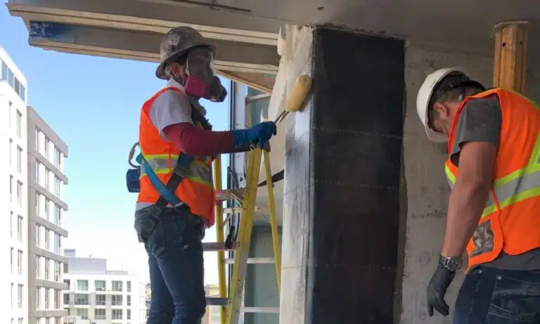 deux ouvriers sur un chantier de construction