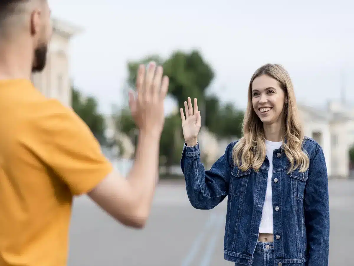 Deux étudiants qui se tapent dans la main, symbole de collaboration et de réussite