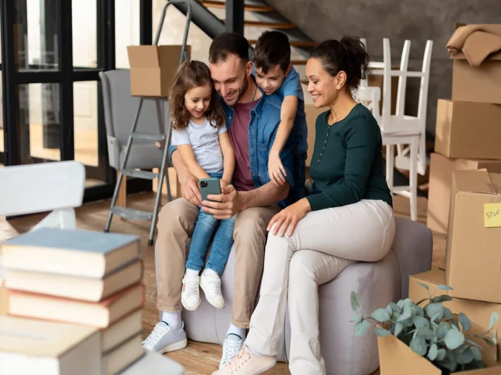 famille qui emménage dans un logement durable
