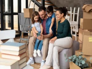 famille qui emménage dans un logement durable