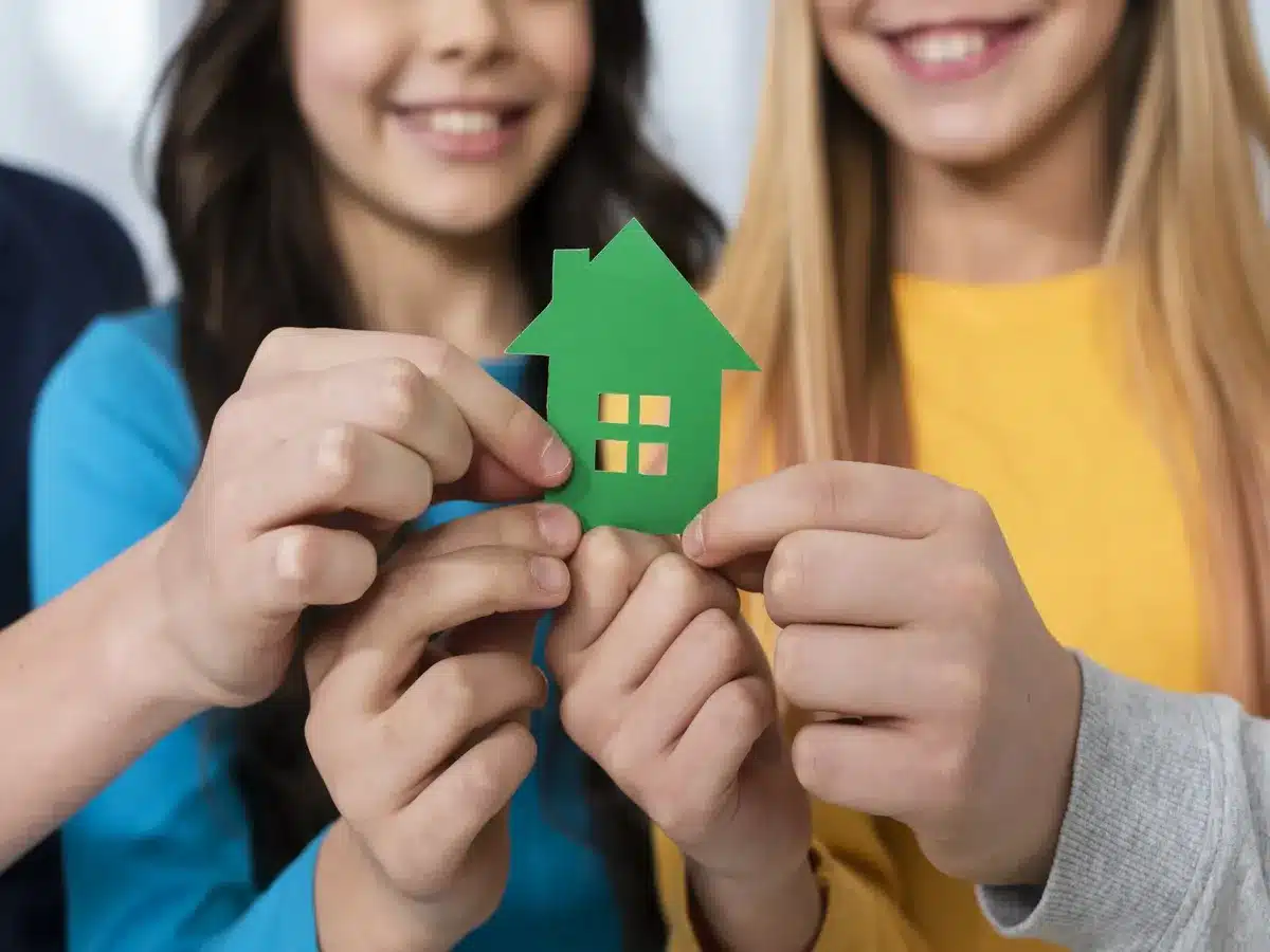 illustation d'une maison et de deux personnes qui la tiennent dans la main