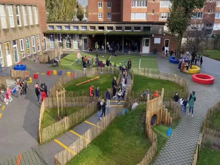 Pourquoi les cours d’école évoluent aujourd’hui vers des espaces plus vert